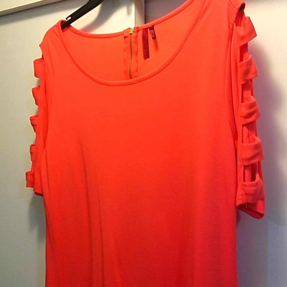 Ladies Red Large top with 1/2 open sleeves